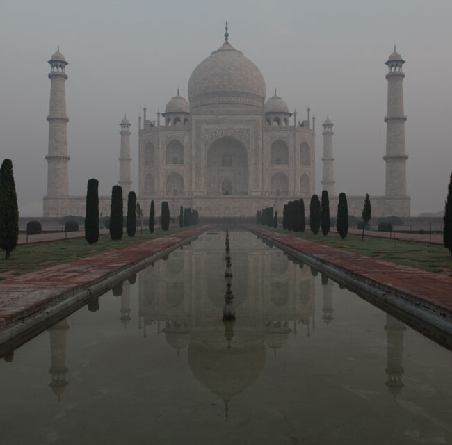 Taj Mahal im Morgennebel