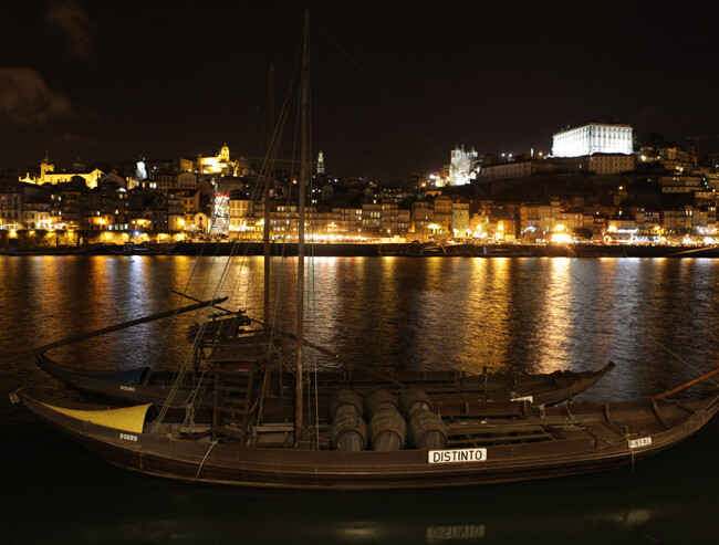 altes Portweinschiff vor Porto